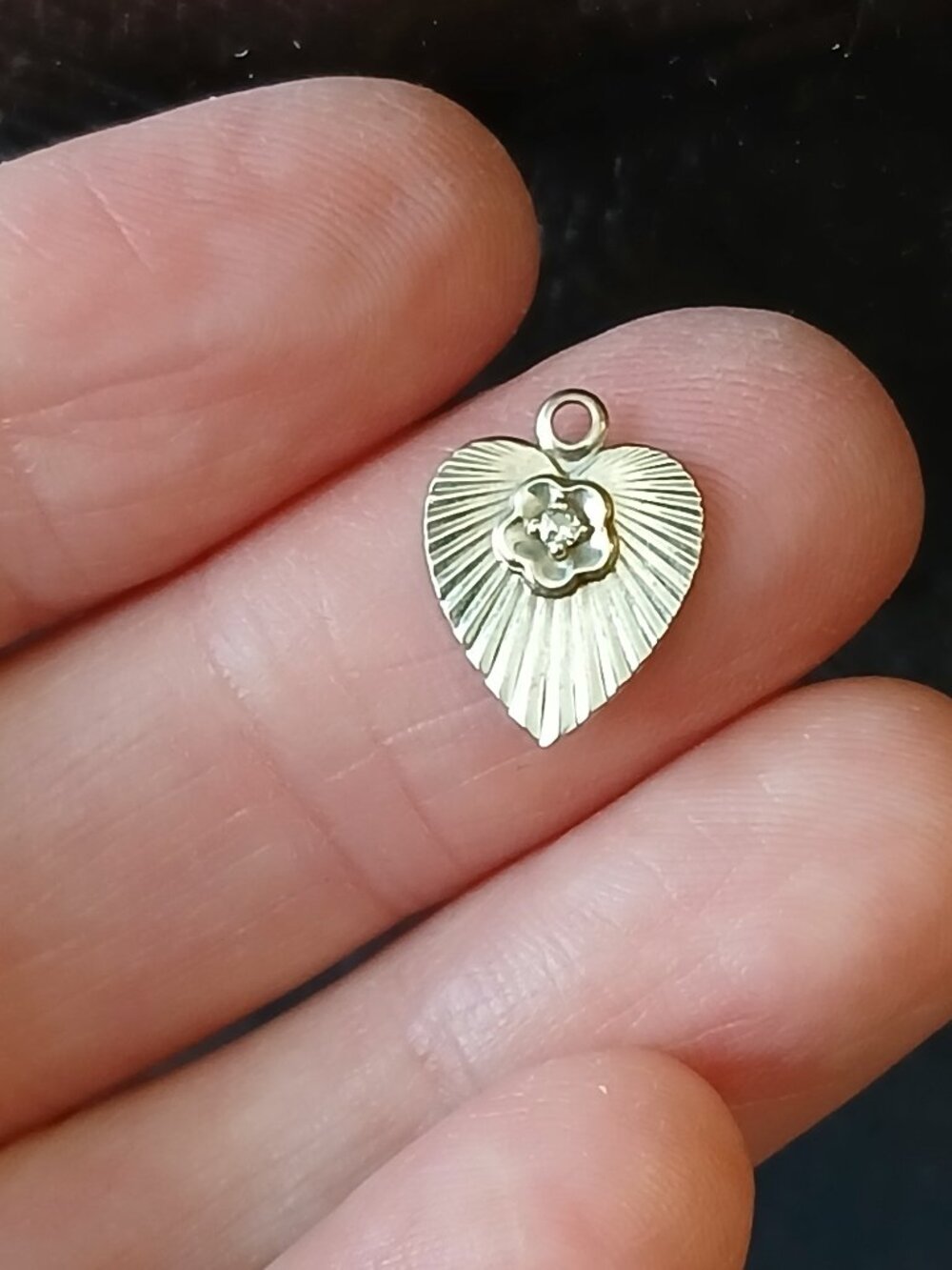 Vtg Dainty 14K White Gold and Diamond Chip Heart Fluted Sunburst Charm/Pendant